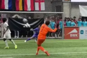 Eines der kuriosesten Eigentore im deutschen Hallenfußball geht viral