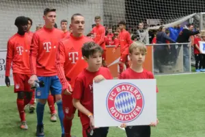 Arijon Ibrahimovic im Jahr 2020 beim Einmarsch in die Arena Hohenlohe in Ilshofen mit dem FC Bayern München. @ Ralf Mangold