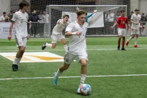 Lennart Karl (am Ball) gewann mit dem FC Bayern München 2023 den BWK-Arena-Cup durch ein 1:0 im Finale gegen Benfica Lissabon. Rechts im Hintergrund zu sehen ist Tomas Soares (rotes Trikot), der 2025 mit der portugiesischen U-17-Nationalmannschaft erst Europameister und dann Weltmeister wurde. @ Joachim Mayershofer