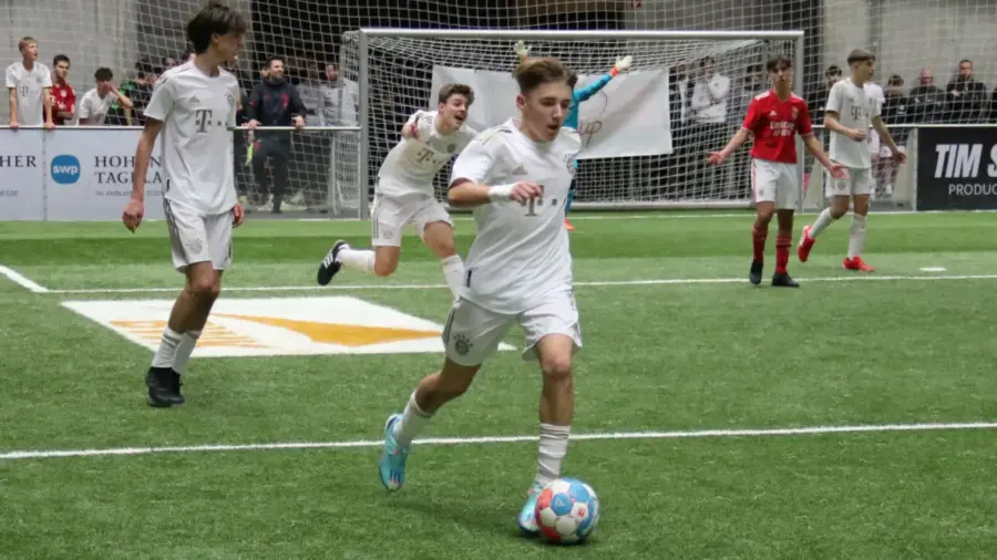 Lennart Karl (am Ball) gewann mit dem FC Bayern München 2023 den BWK-Arena-Cup durch ein 1:0 im Finale gegen Benfica Lissabon. Rechts im Hintergrund zu sehen ist Tomas Soares (rotes Trikot), der 2025 mit der portugiesischen U-17-Nationalmannschaft erst Europameister und dann Weltmeister wurde. @ Joachim Mayershofer